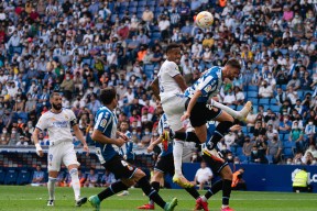 米乐-足球赛事集锦回顾，经典比赛震撼人心