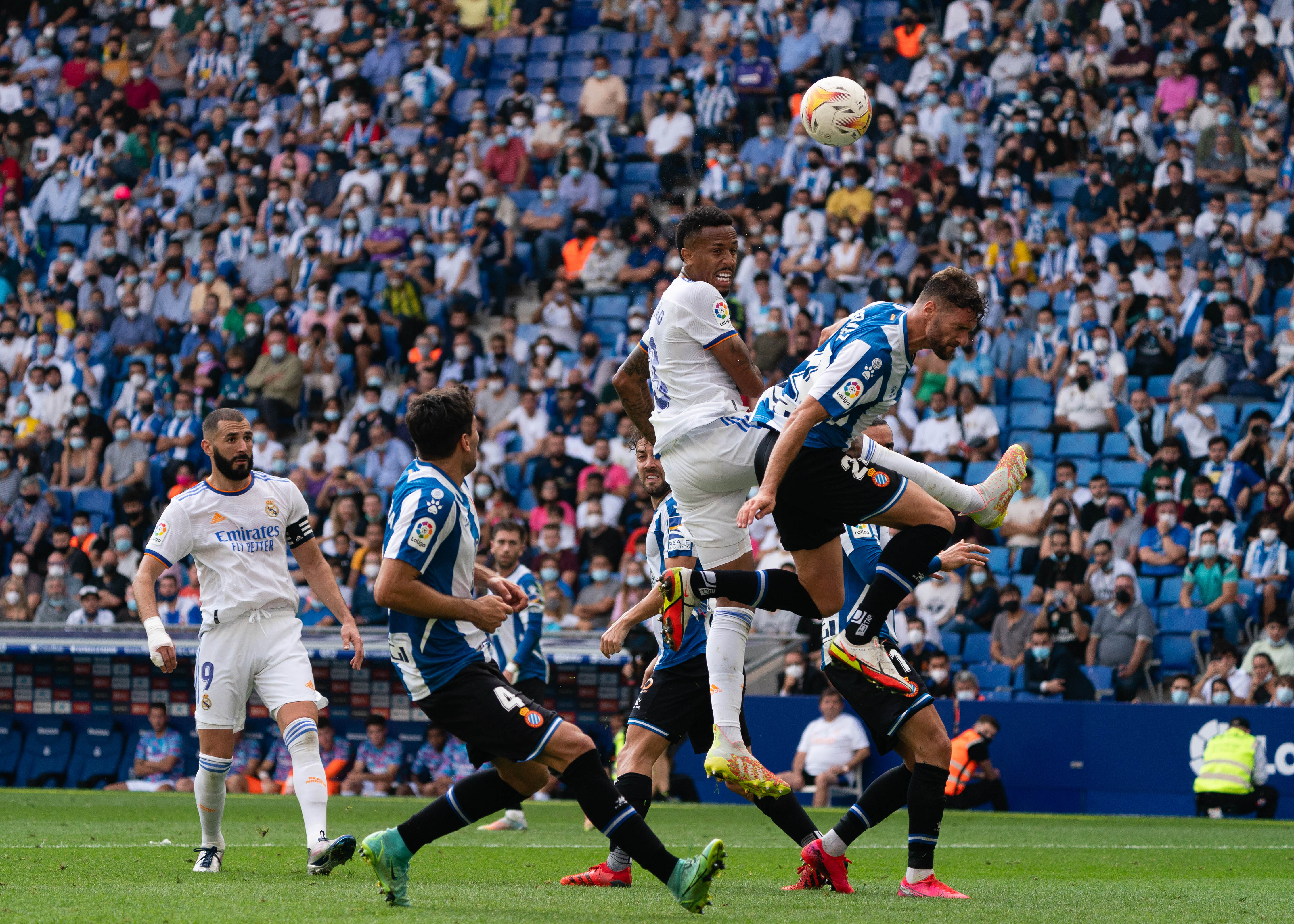 足球赛事集锦回顾，经典比赛震撼人心